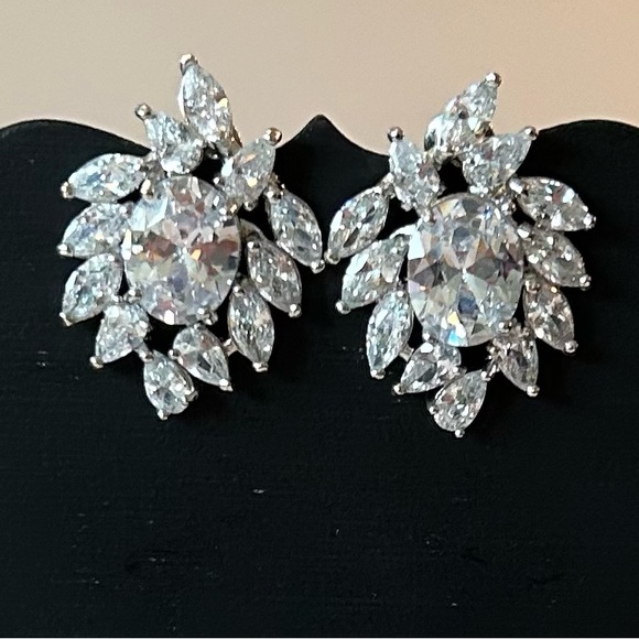NWT Stunning Silver Diamond Cluster Stud Earrings - Picture 4 of 6